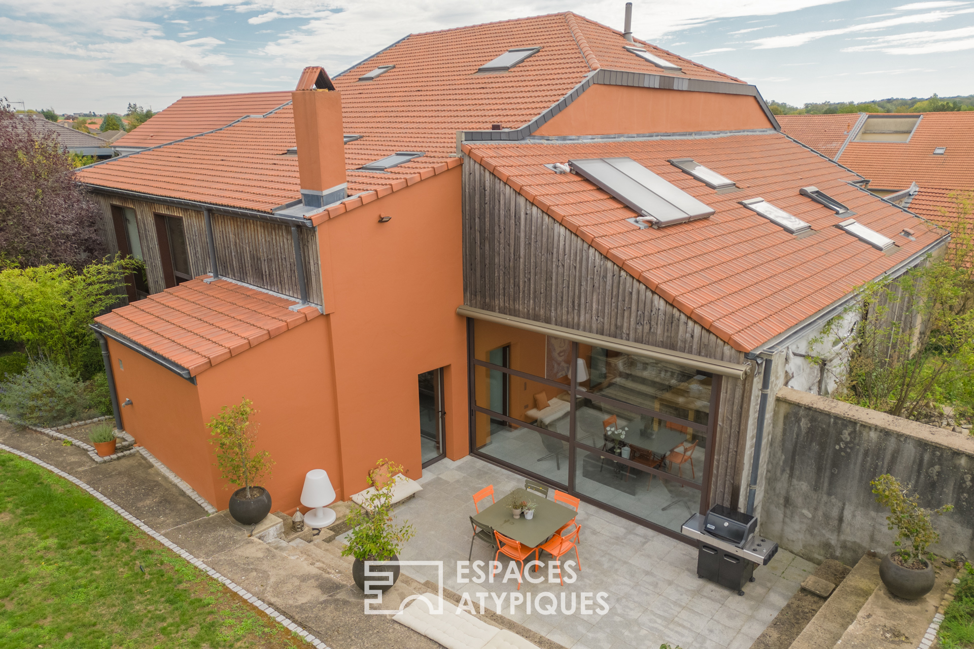 Corps de ferme rénové et son jardin bucolique