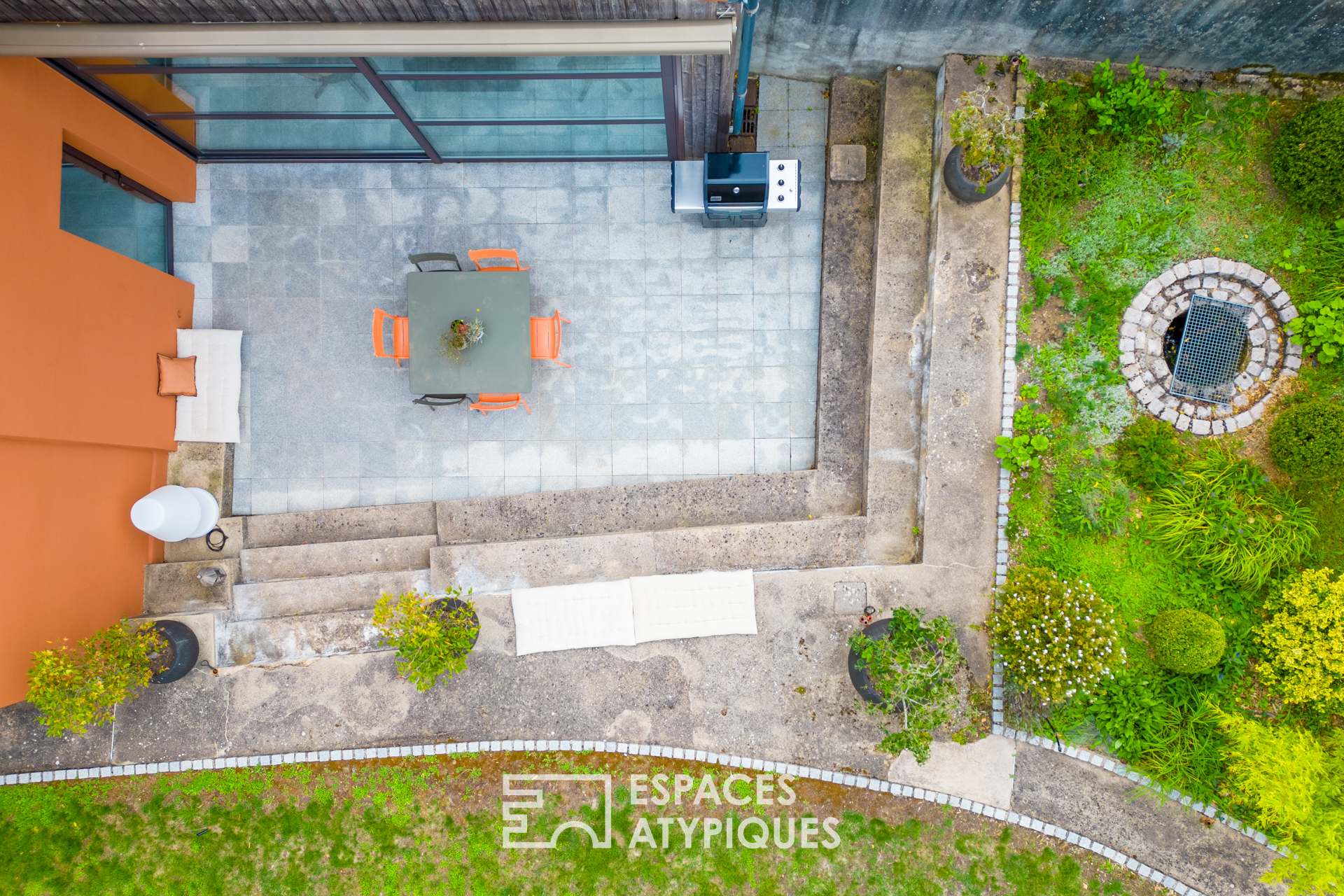 Corps de ferme rénové et son jardin bucolique