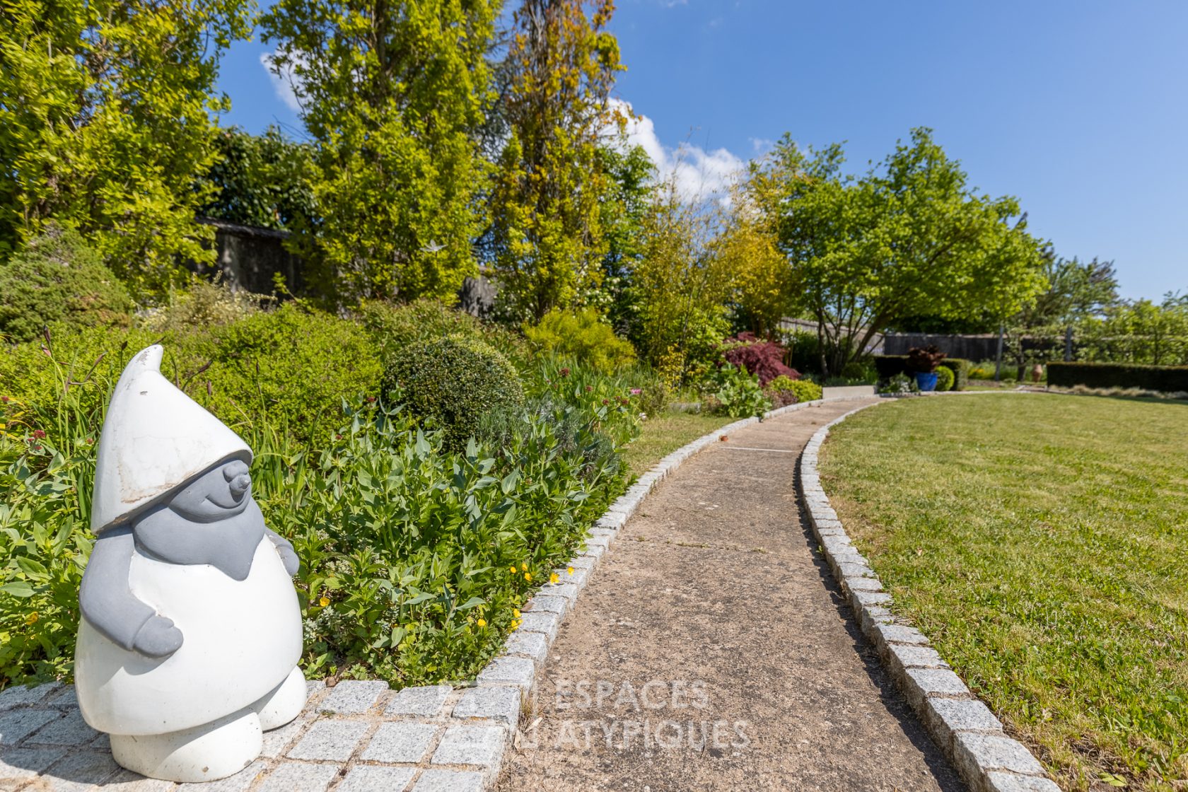 Corps de ferme rénové et son jardin bucolique