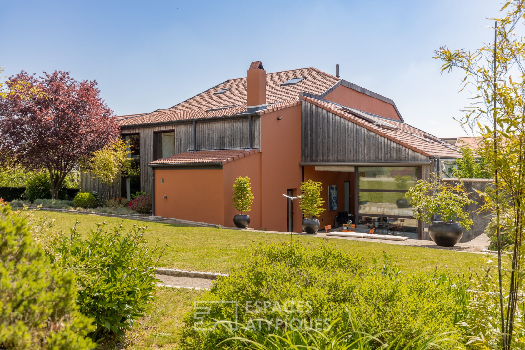 Corps de ferme rénové et son jardin bucolique