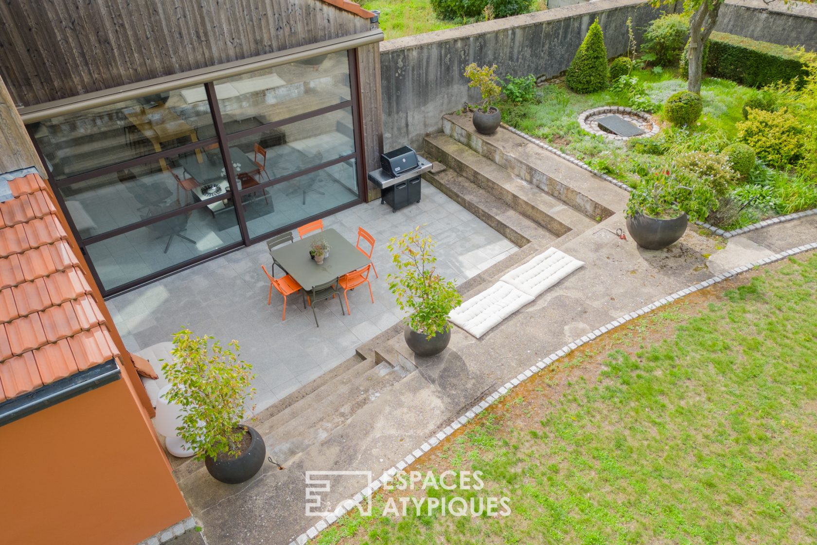 Corps de ferme rénové et son jardin bucolique