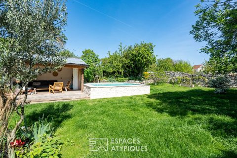 Atypical house and its hanging garden with swimming pool