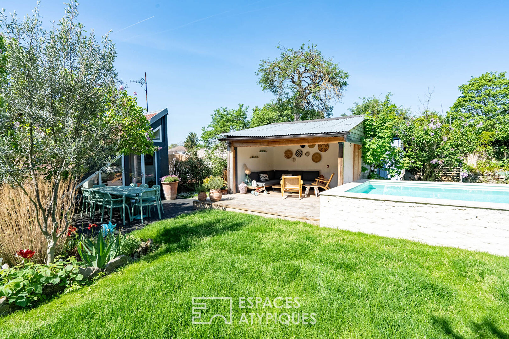 Atypical house and its hanging garden with swimming pool