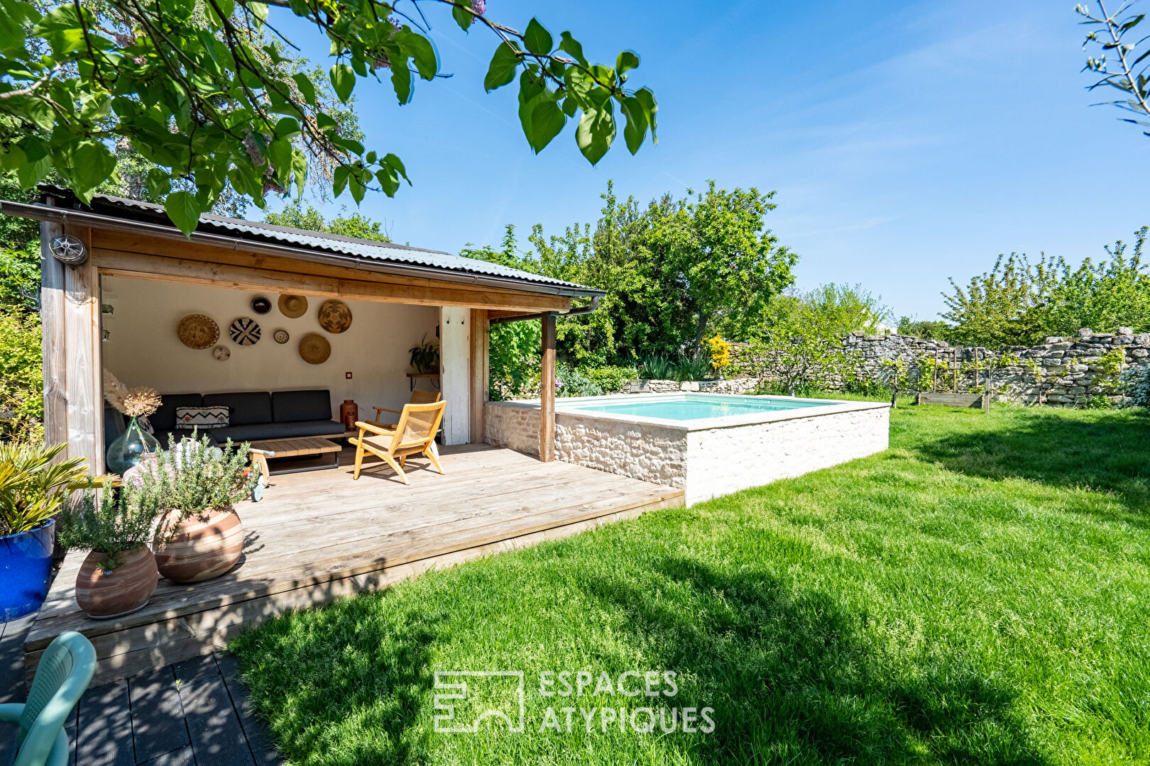 Maison atypique et son jardin suspendu avec piscine