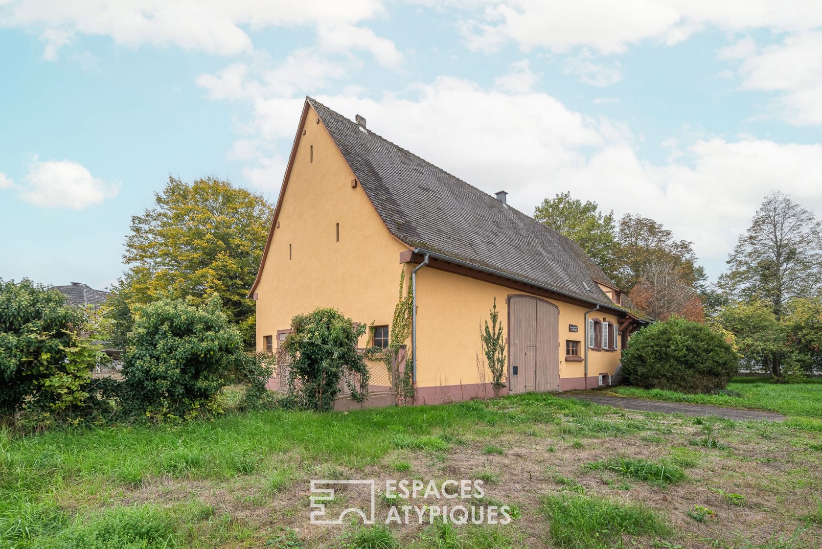 Authentique maison forestière et sa grange à réinventer