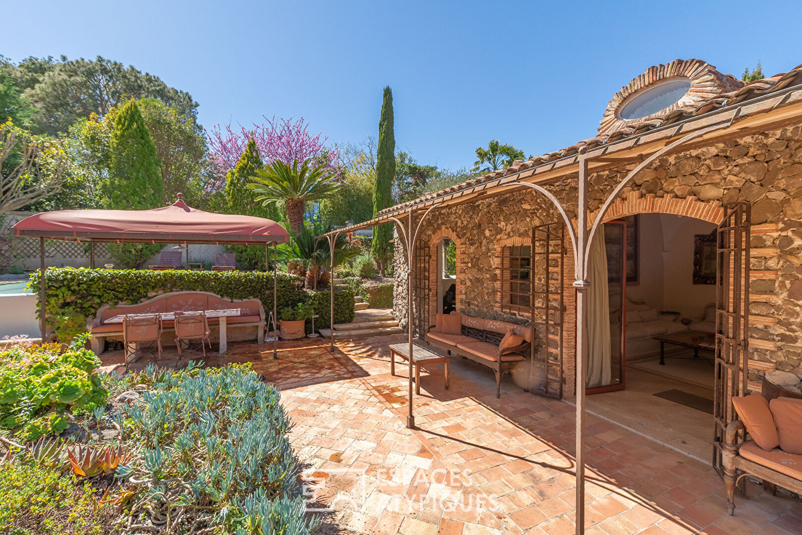 Villa en pierre avec jardin et piscine au Cap d’Antibes