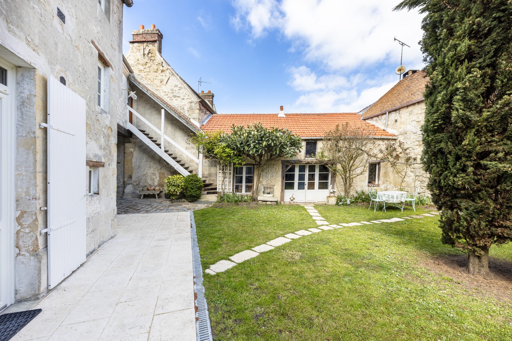 La closerie – Son atelier d’artiste et son duplex indépendant.