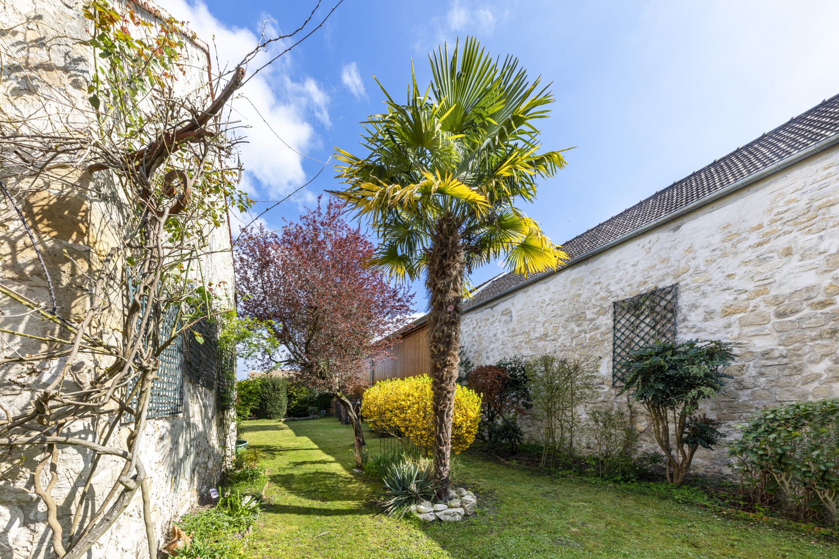 The closerie: its artist’s studio and its independent duplex.