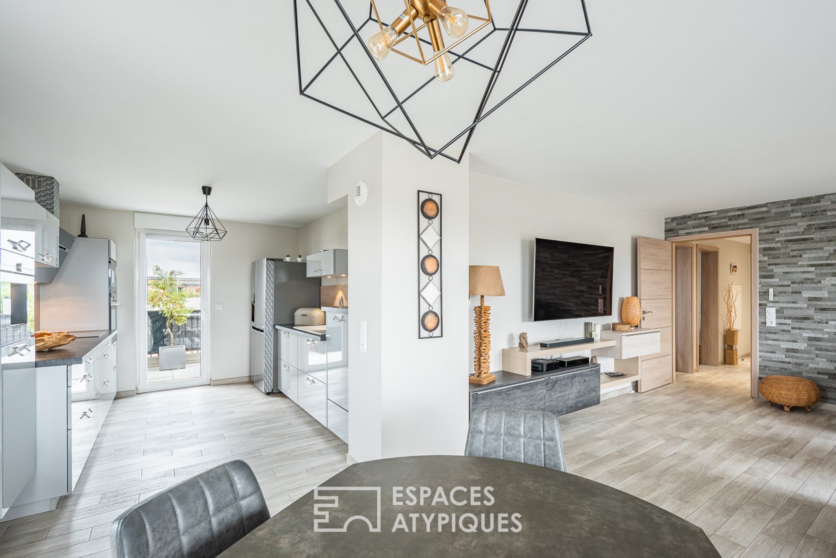 Attique contemporain et sa terrasse sur les toits