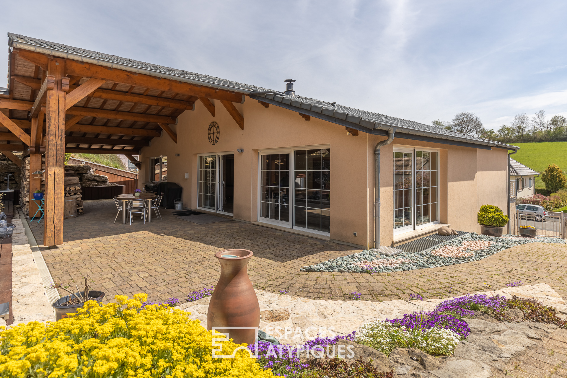 70’s house and its luxuriant garden