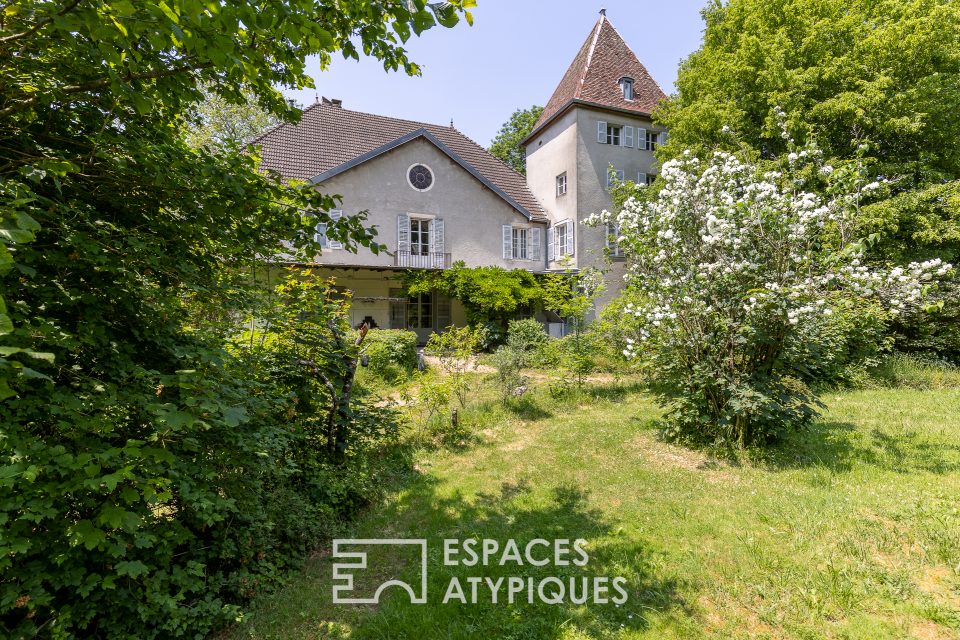 Château chargé d'histoire dans son parc de 1,1 hectare