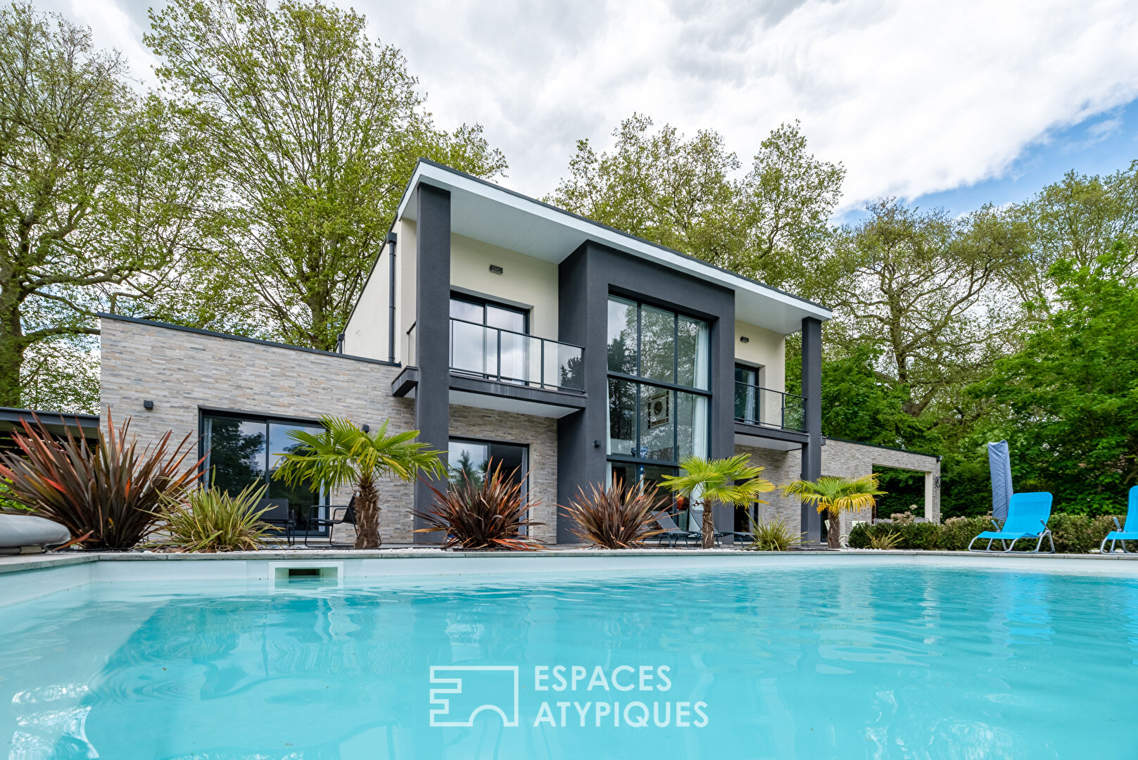 Maison d’architecte avec piscine au coeur d’un domaine privé