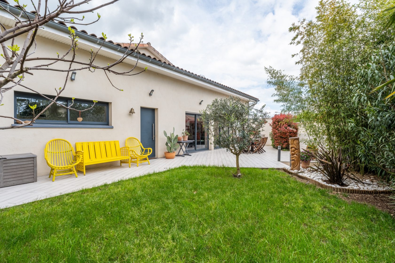 Loft-style house of 218sqm with garden