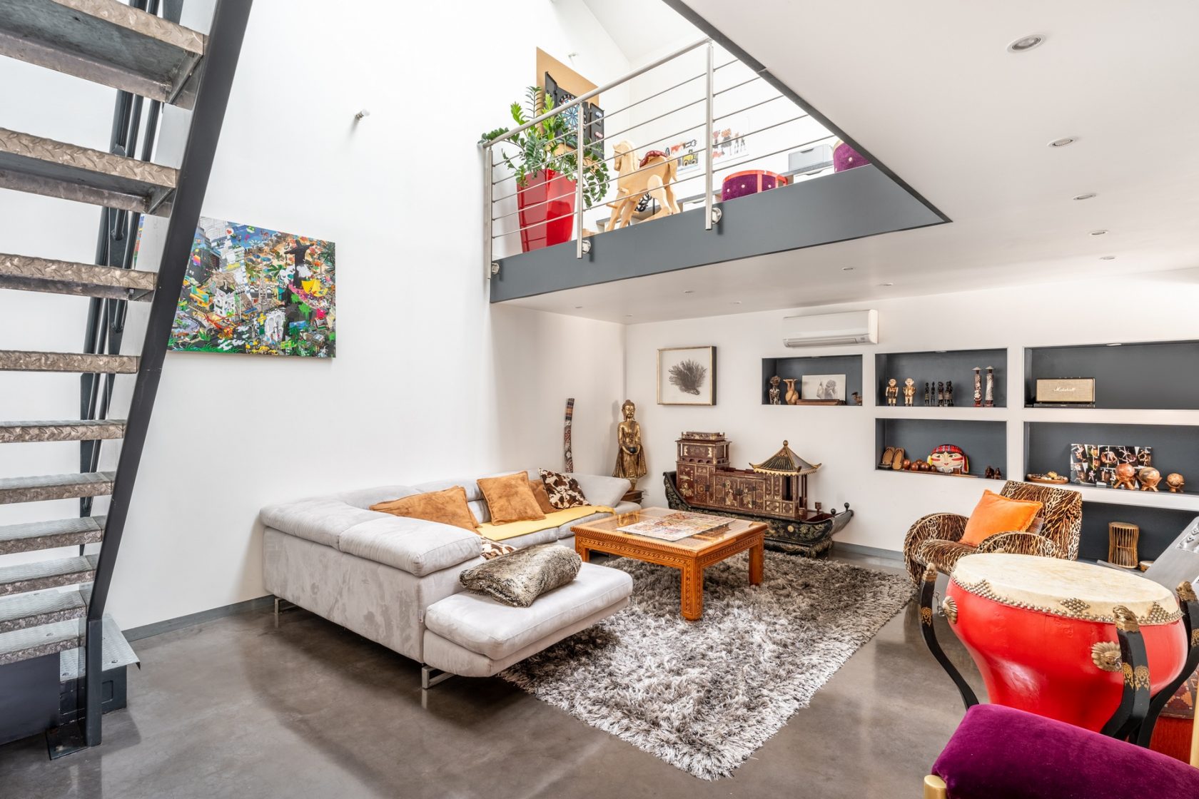 Loft-style house of 218sqm with garden