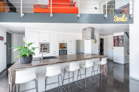 Loft-style house of 218sqm with garden