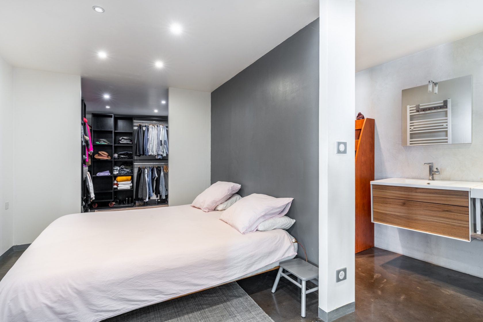 Loft-style house of 218sqm with garden
