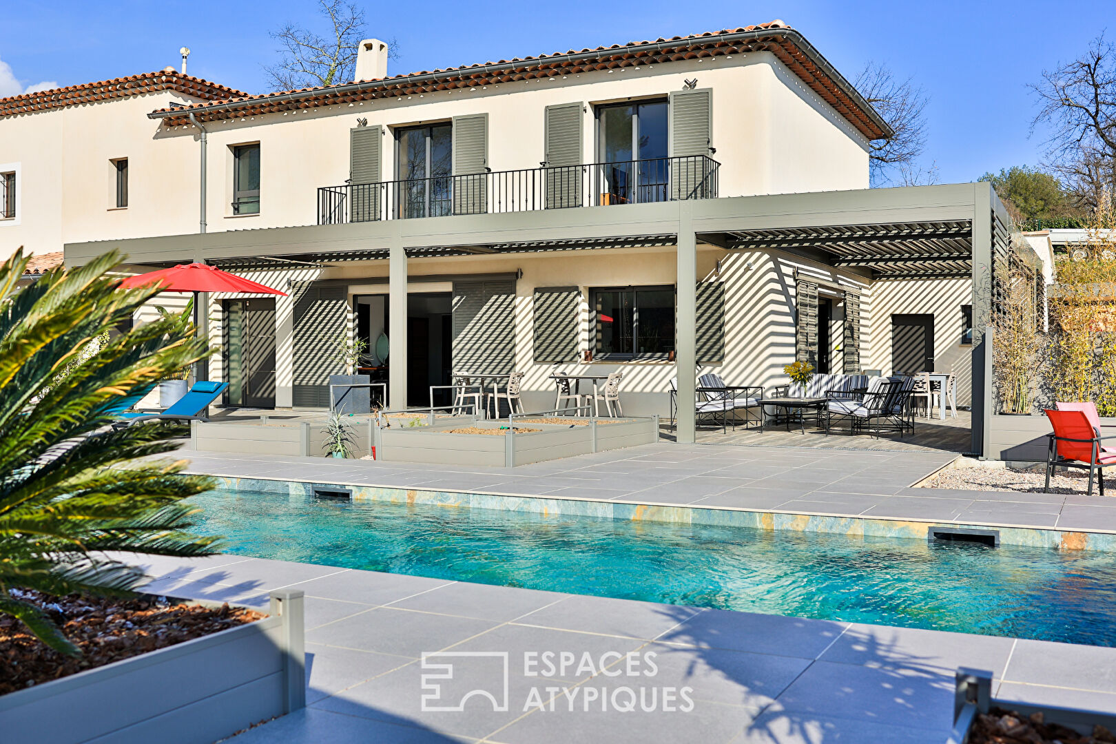 Villa contemporaine avec vue dégagée entre mer et lac