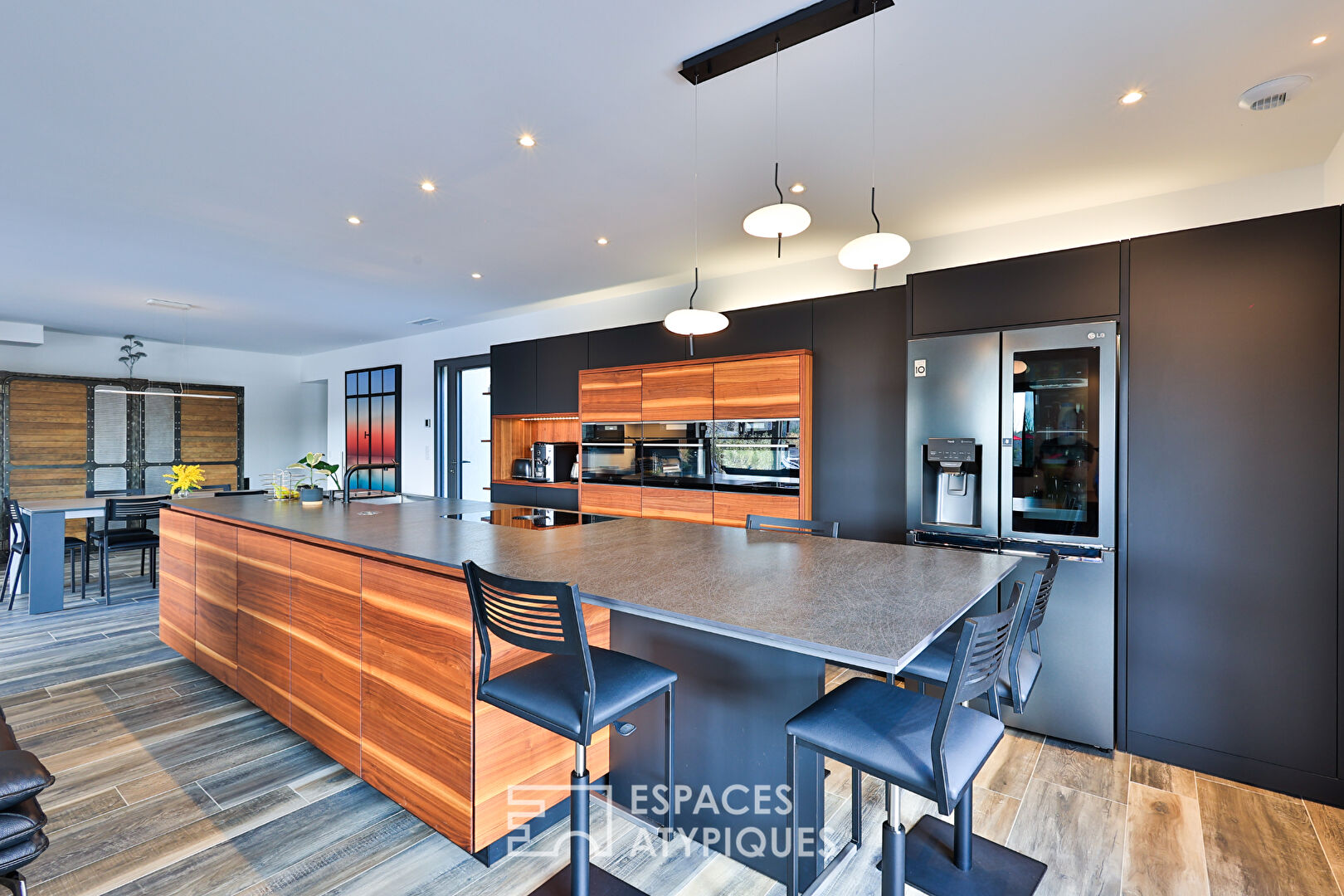 Villa contemporaine avec vue dégagée entre mer et lac
