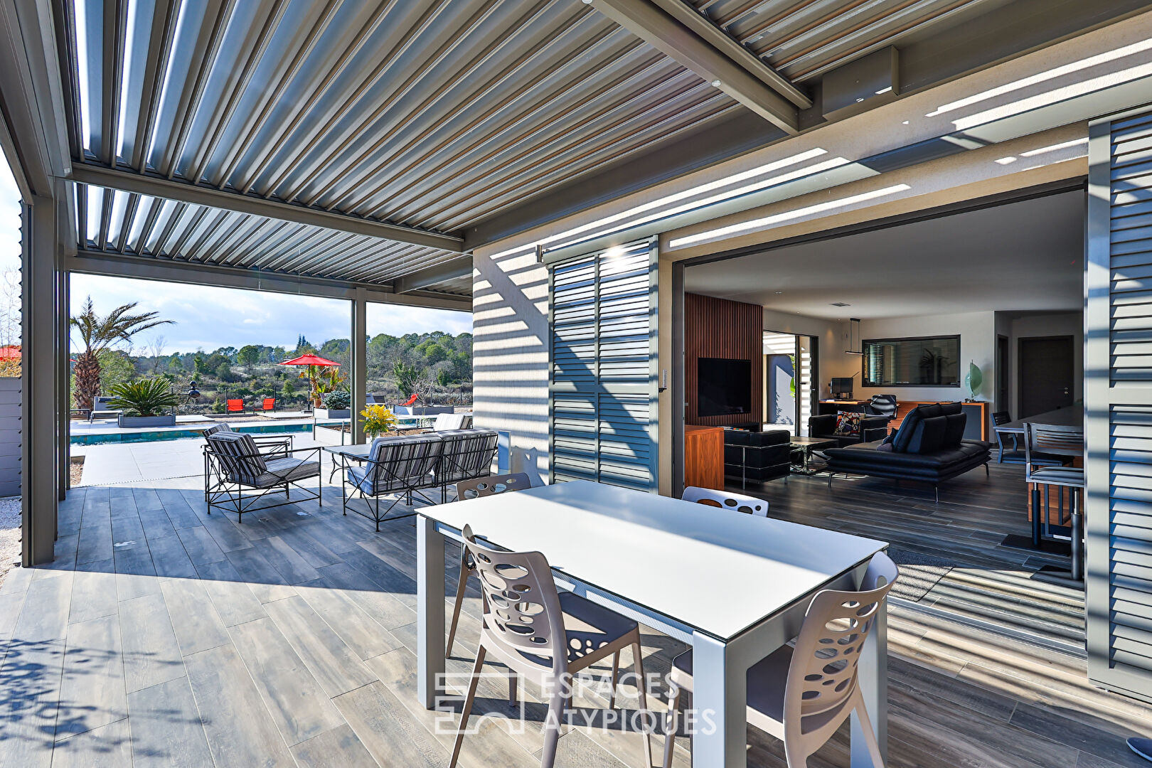 Villa contemporaine avec vue dégagée entre mer et lac