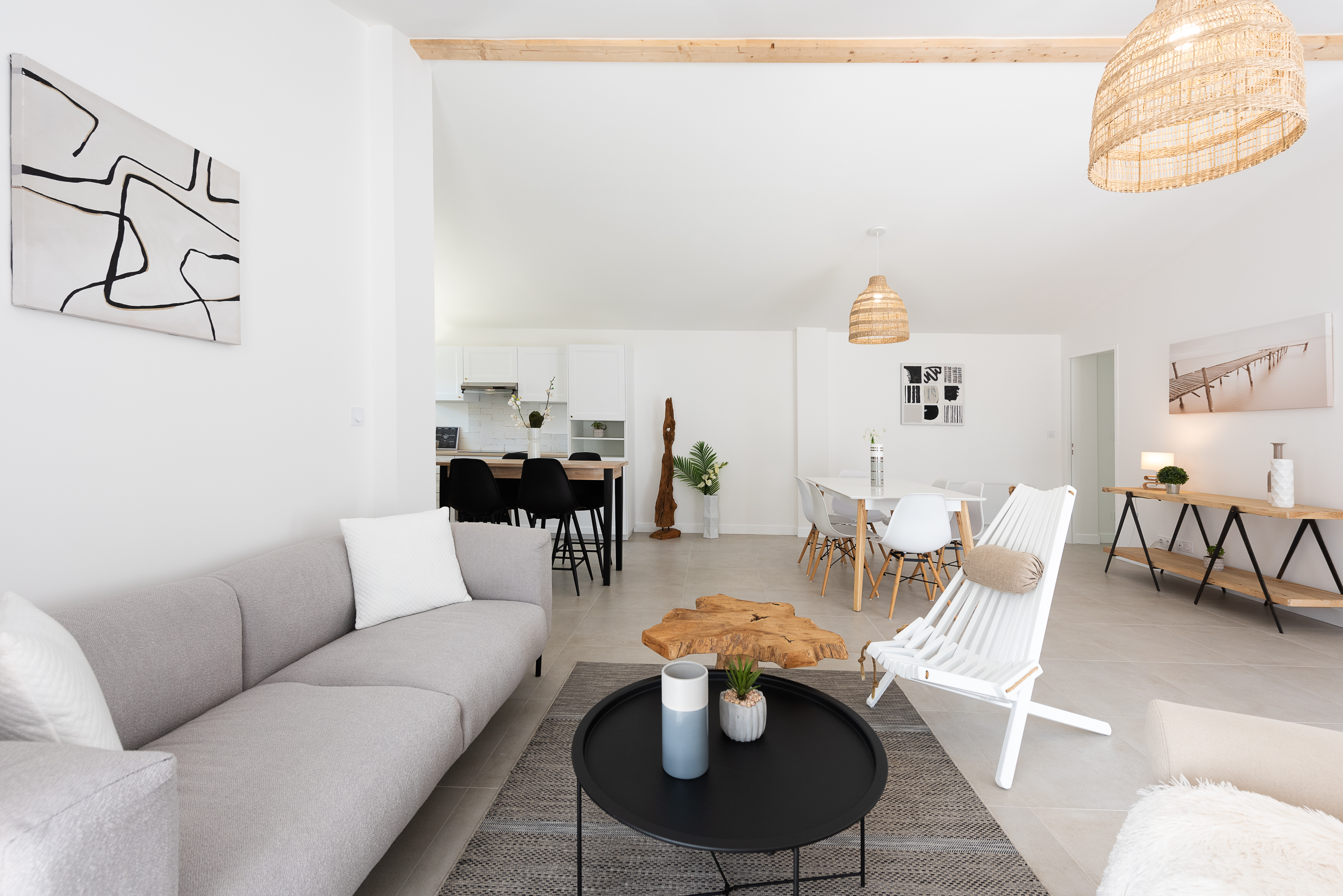 Maison moderne de plain pied avec terrasse et jardin en bord de mer