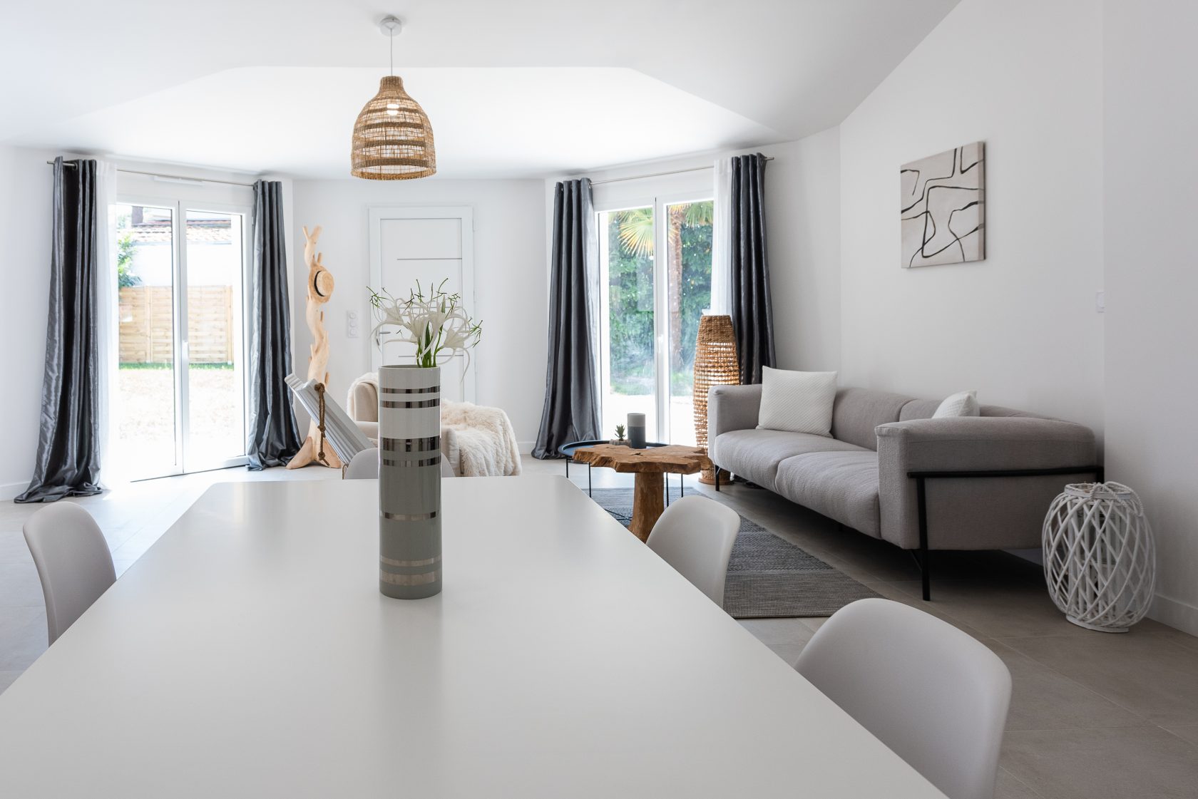 Maison moderne de plain pied avec terrasse et jardin en bord de mer