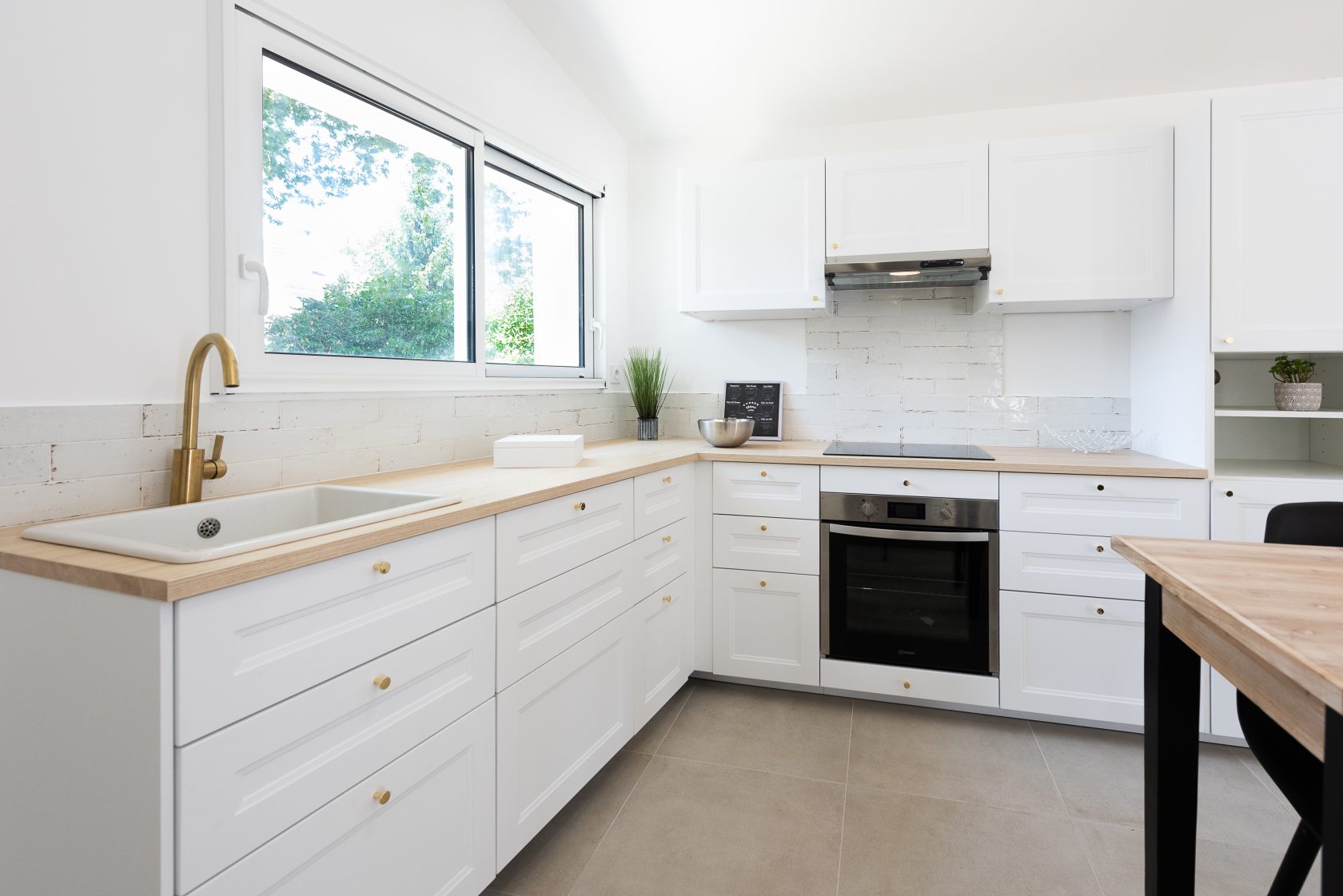 Maison moderne de plain pied avec terrasse et jardin en bord de mer