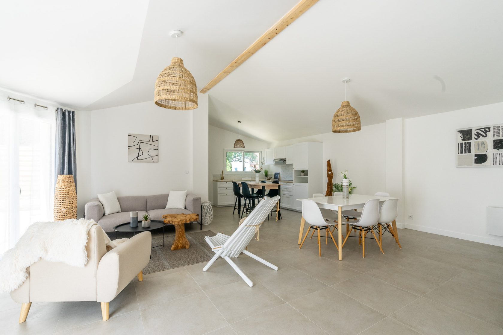 Maison moderne de plain pied avec terrasse et jardin en bord de mer