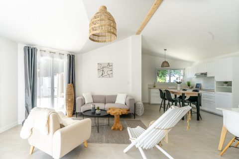 Maison moderne de plain pied avec terrasse et jardin en bord de mer