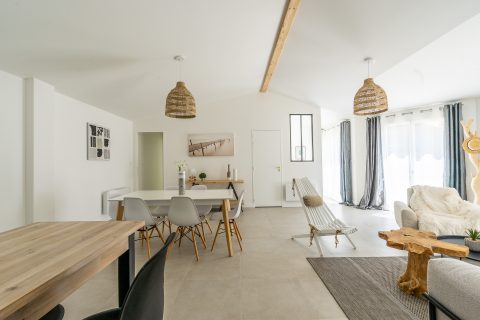 Maison moderne de plain pied avec terrasse et jardin en bord de mer