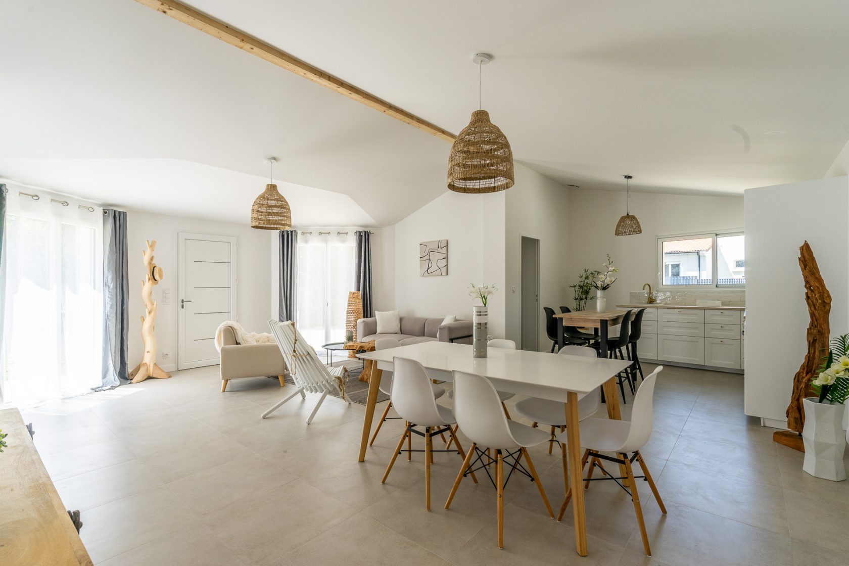 Maison moderne de plain pied avec terrasse et jardin en bord de mer