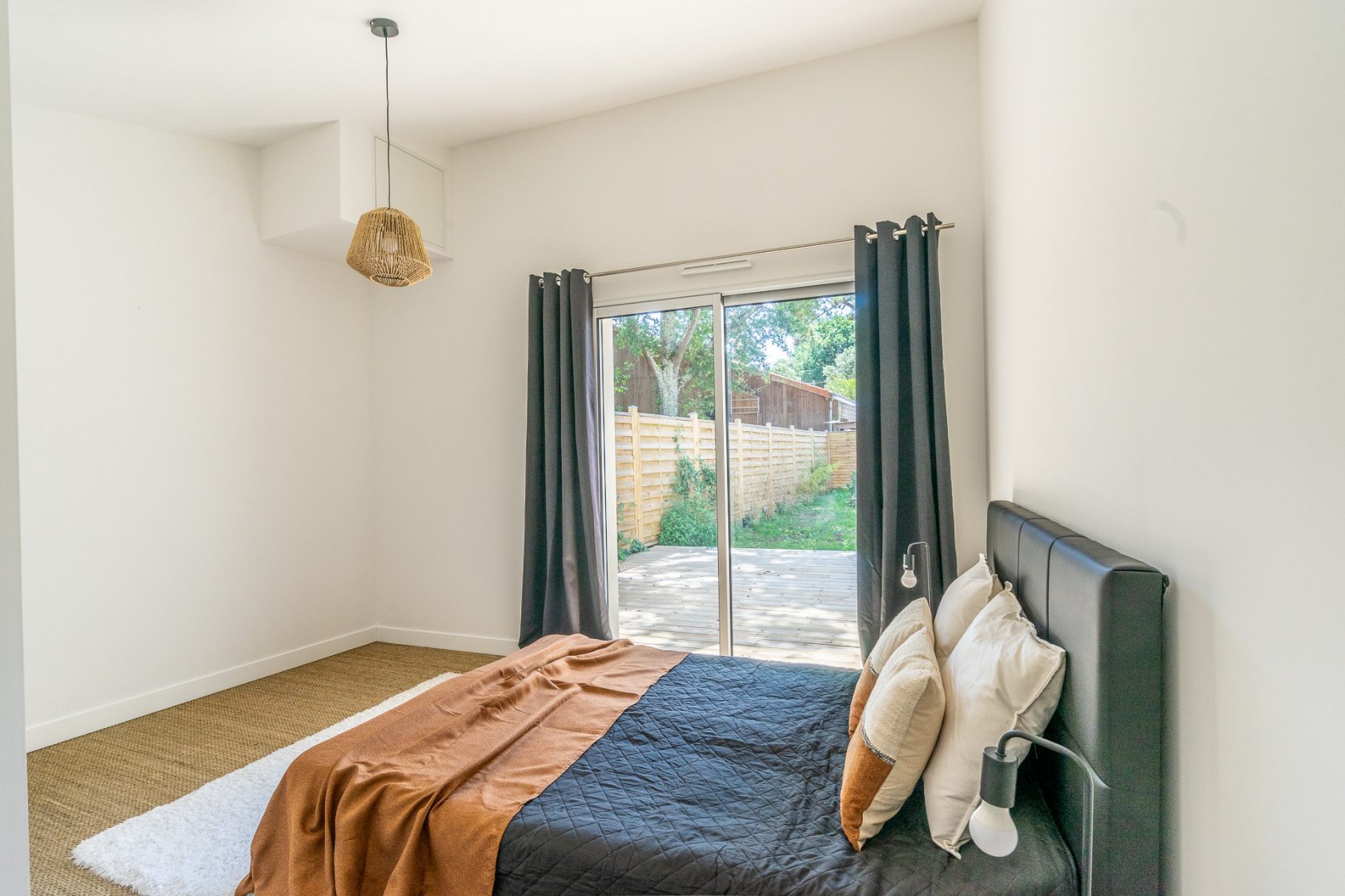 Maison moderne de plain pied avec terrasse et jardin en bord de mer