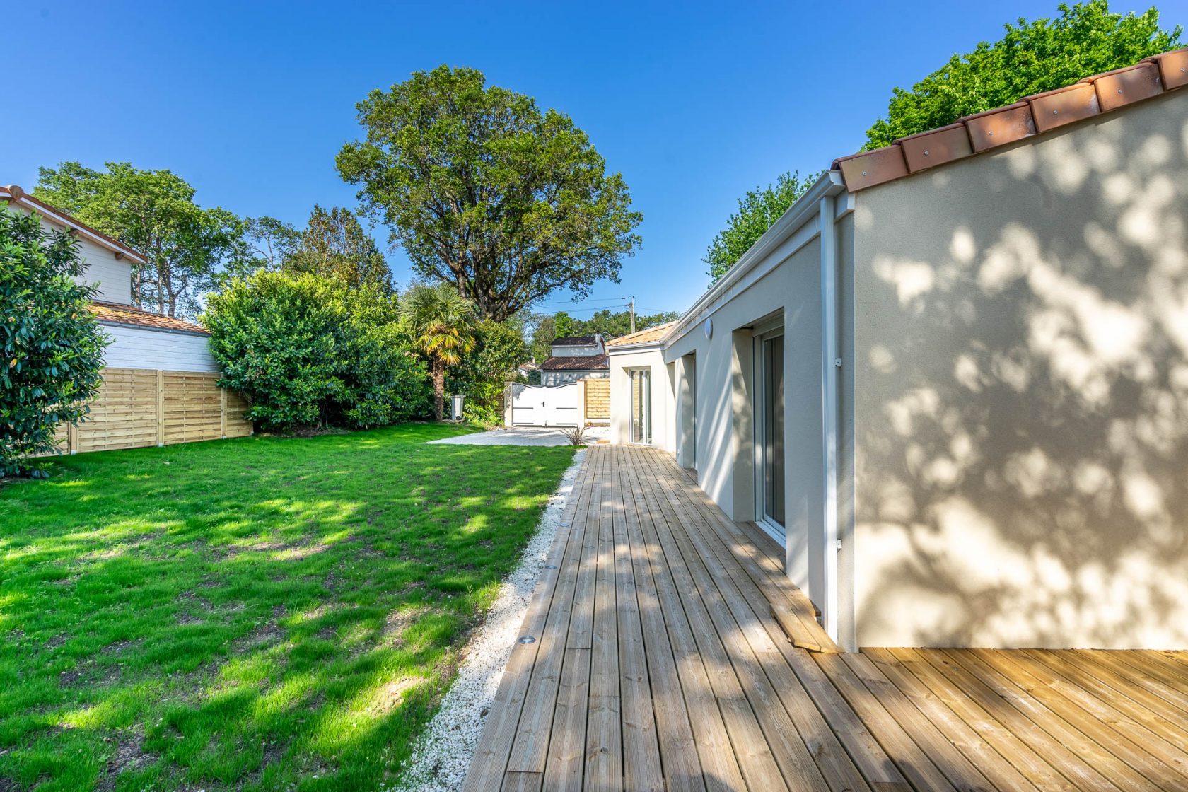 Maison moderne de plain pied avec terrasse et jardin en bord de mer