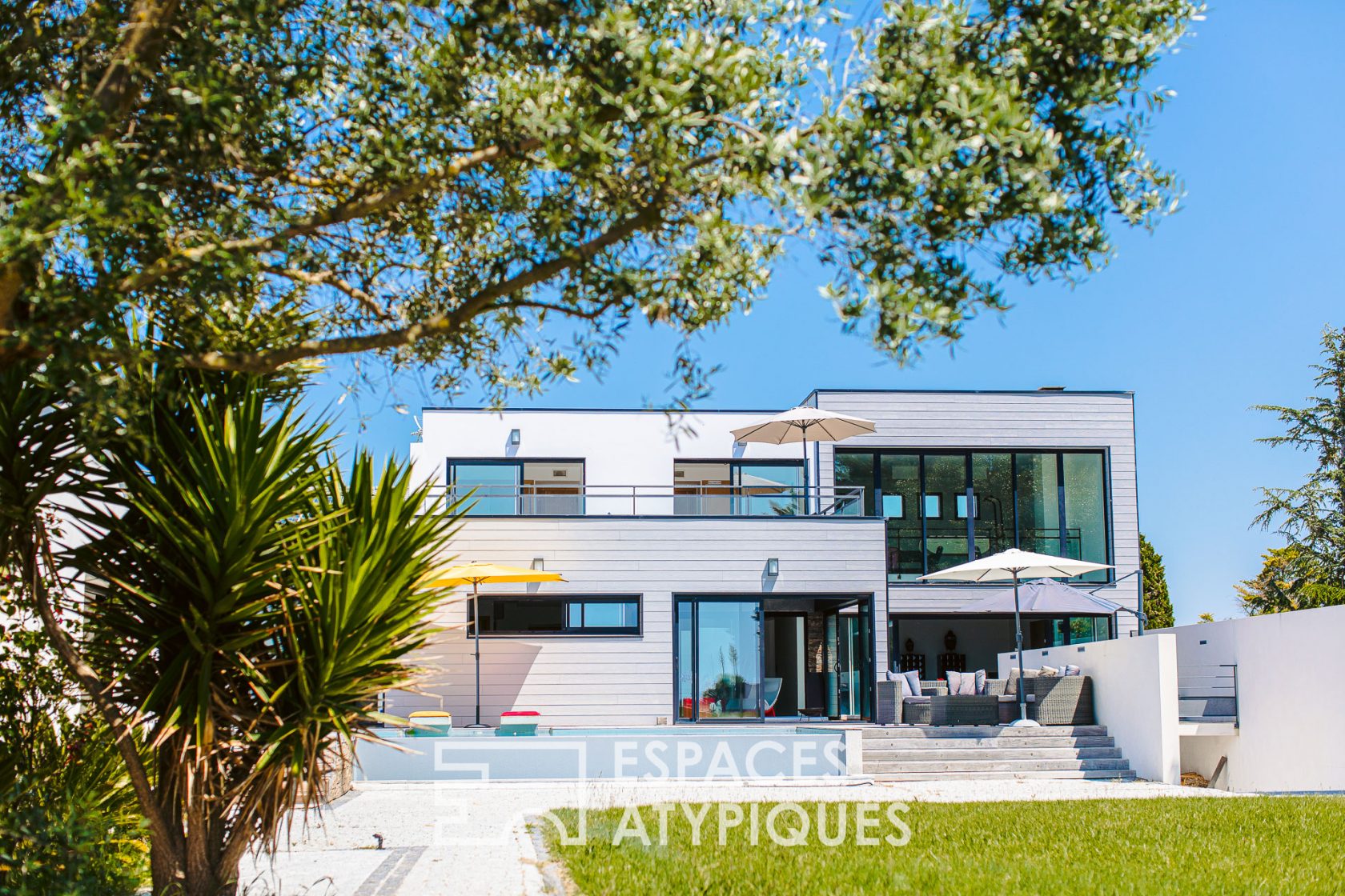 Exceptional contemporary with sea view
