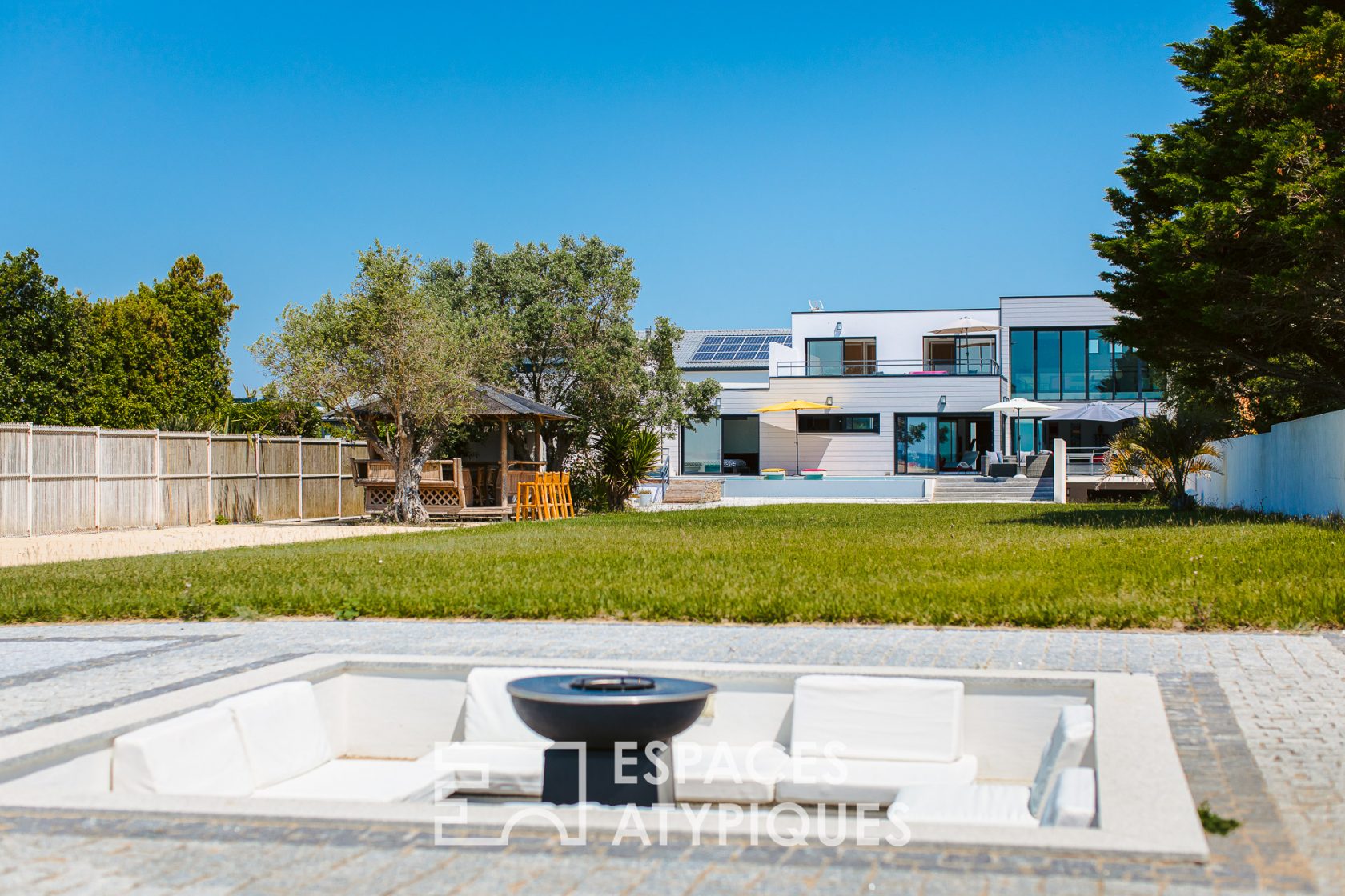 Exceptional contemporary with sea view