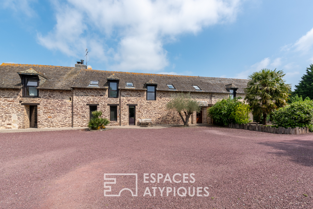 Corps de ferme grand format et son décor pittoresque