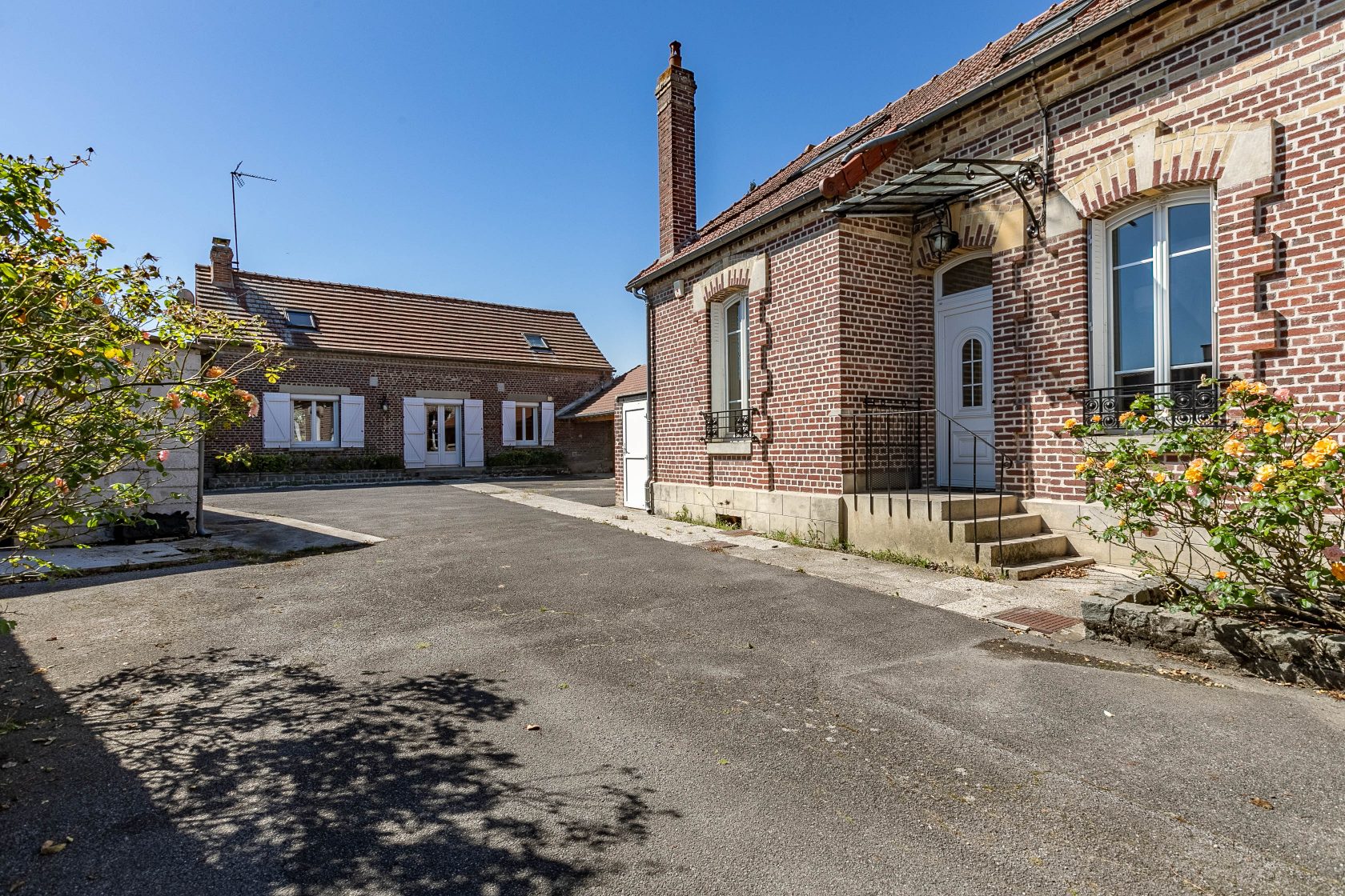 Charming fully renovated farmhouse and its converted outbuilding