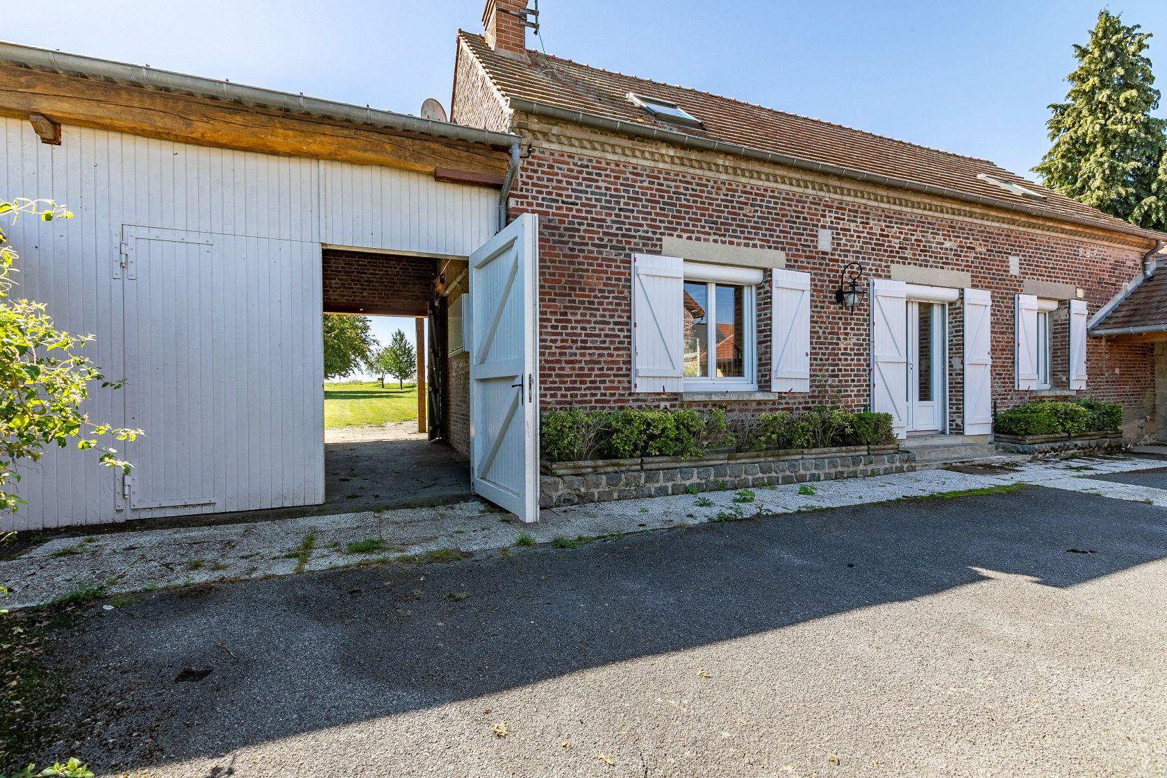 2 in 1 – Charming fully renovated farmhouse and its converted outbuilding