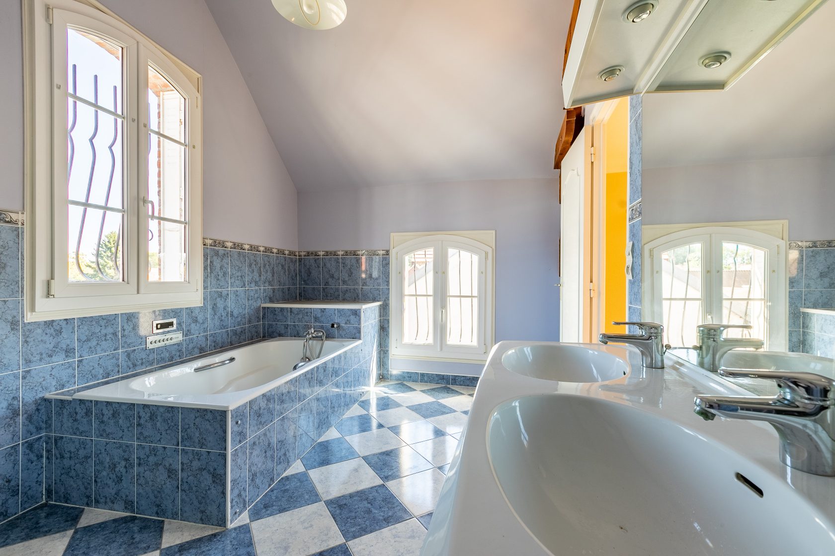 Charming fully renovated farmhouse and its converted outbuilding