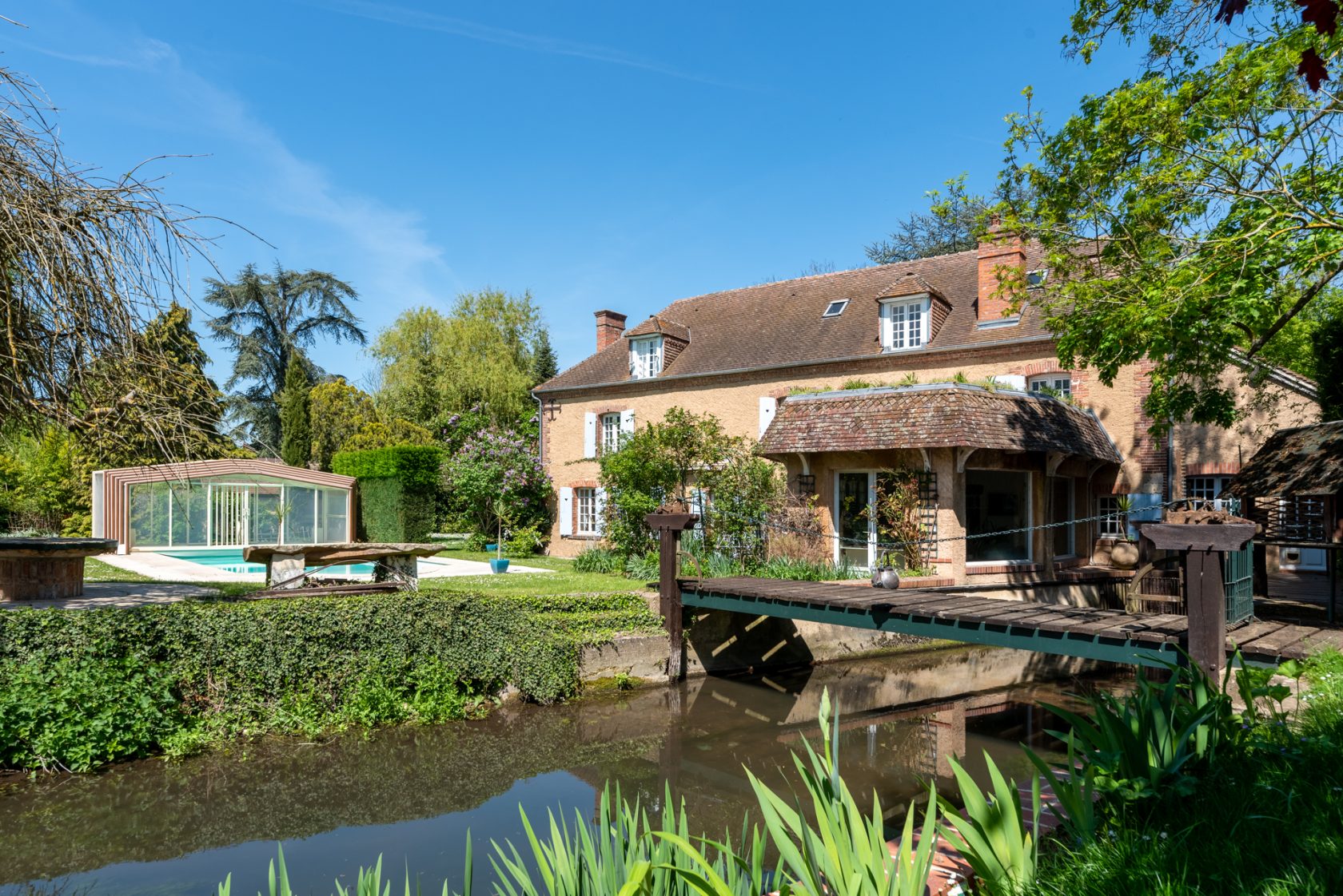 Moulin à blé du 17ème siècle avec dépendances