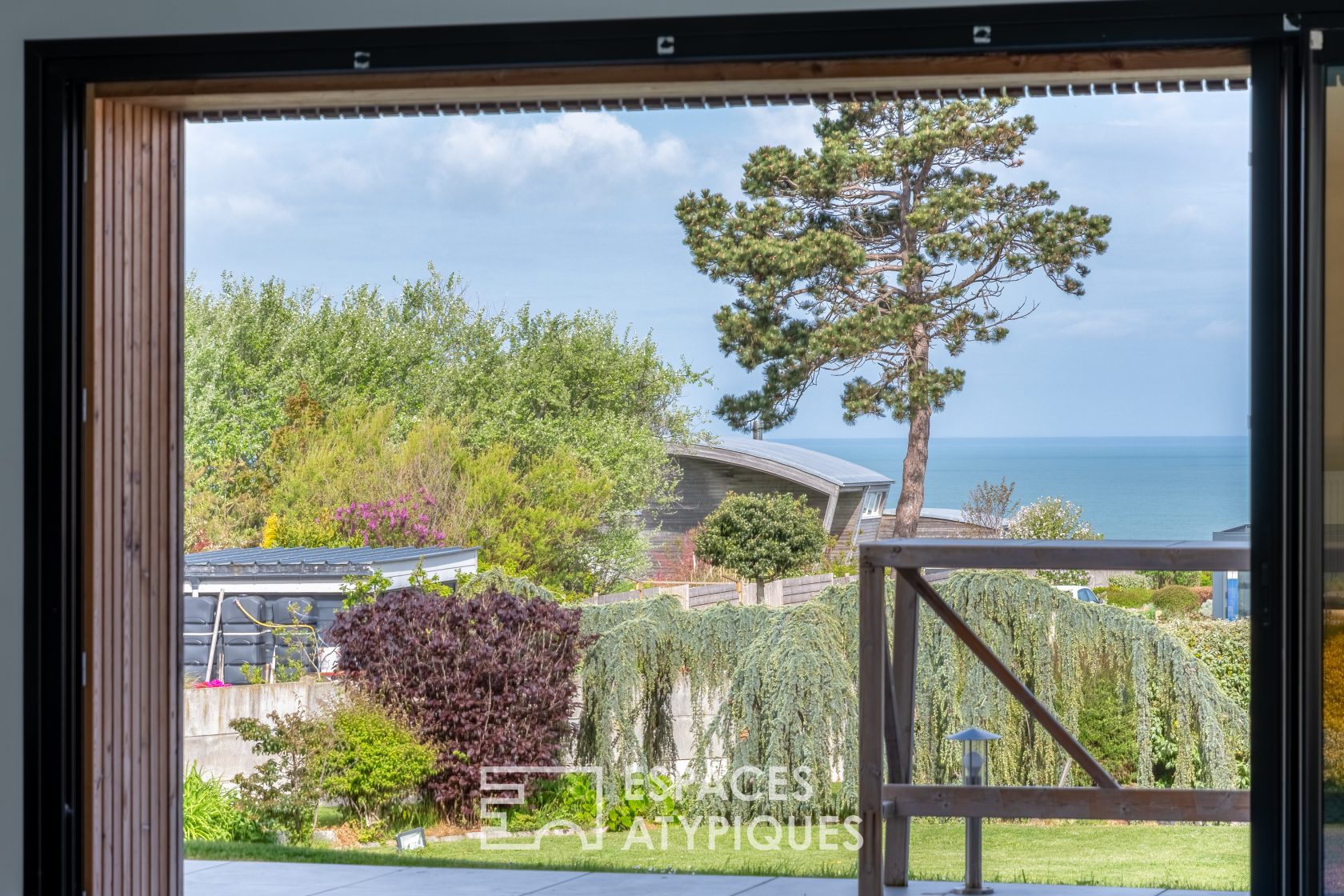 Rare house overlooking the sea and the city at 180°, swimming pool and outbuildings