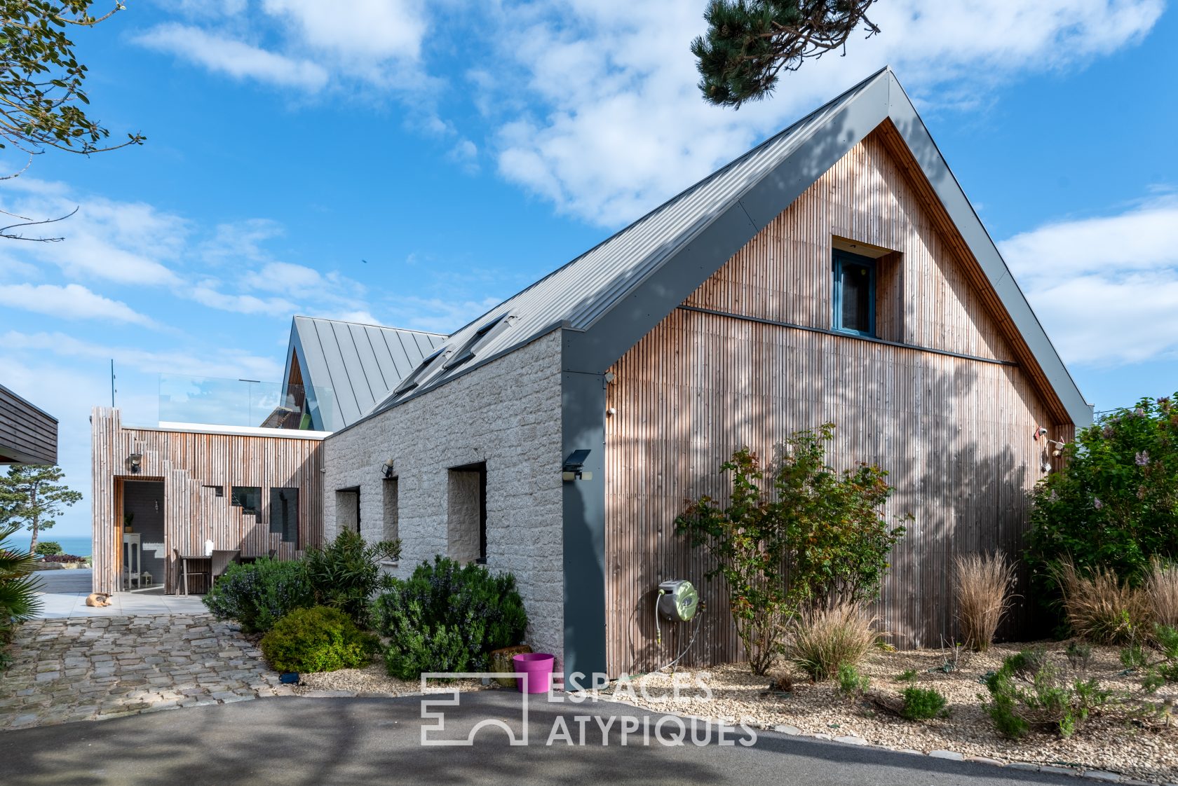 Rare house overlooking the sea and the city at 180°, swimming pool and outbuildings