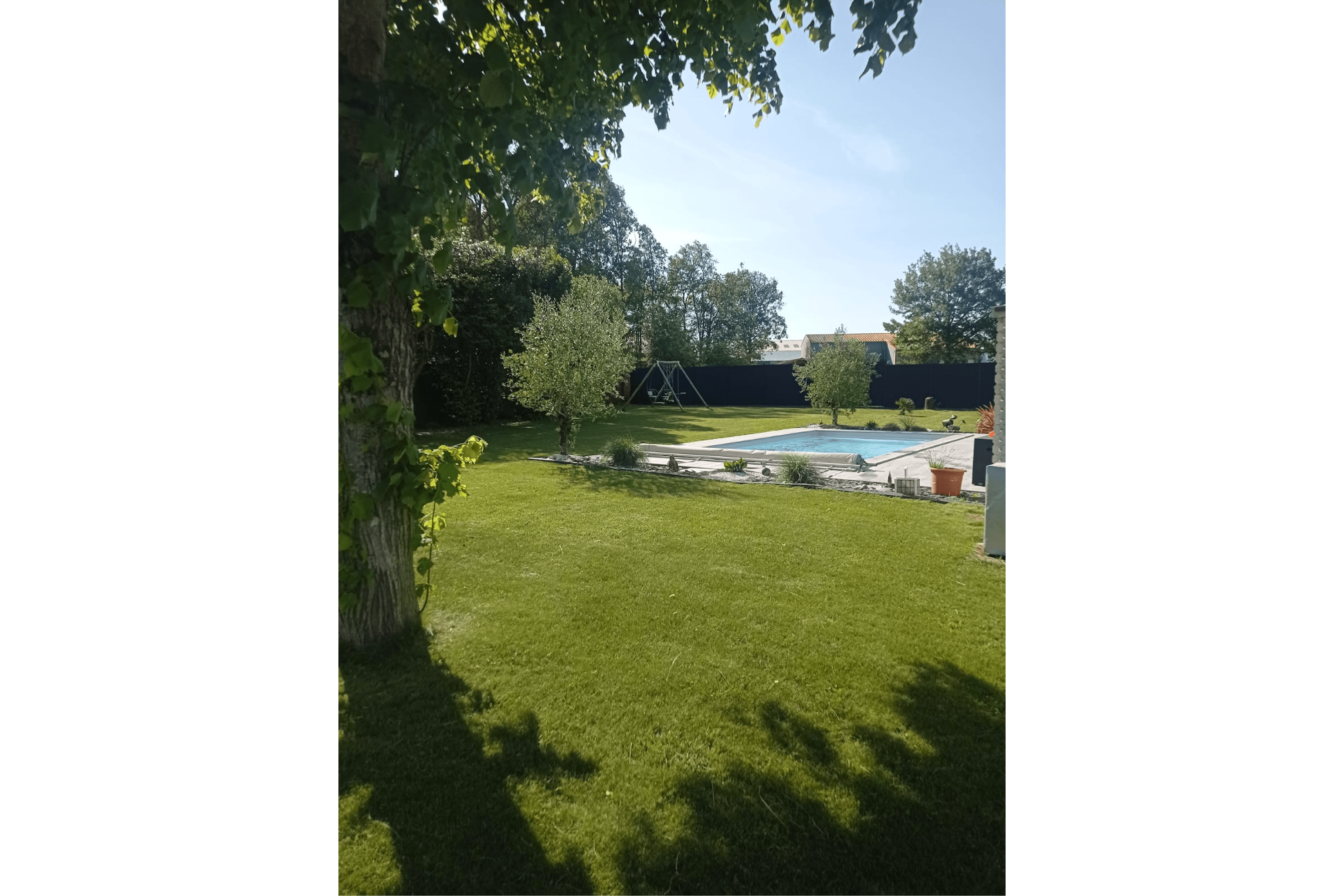 Maison familiale en hameau avec 5 chambres et piscine.
