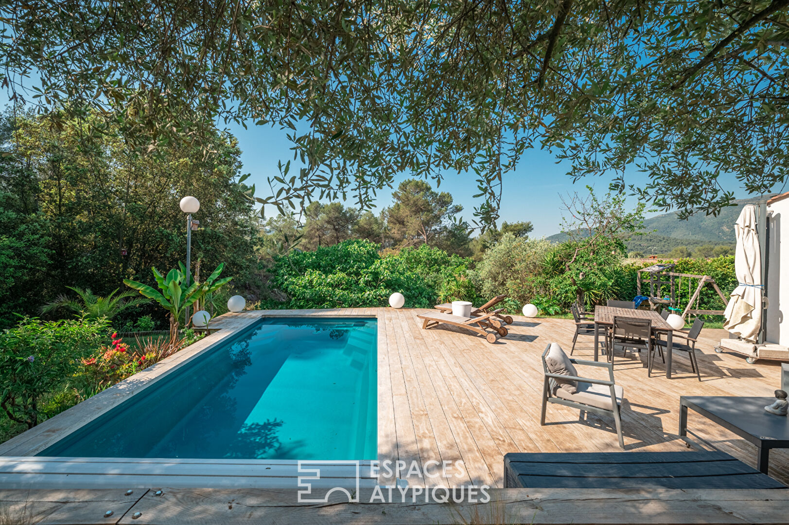 Maison familiale bardée de bois avec piscine et vue forêt