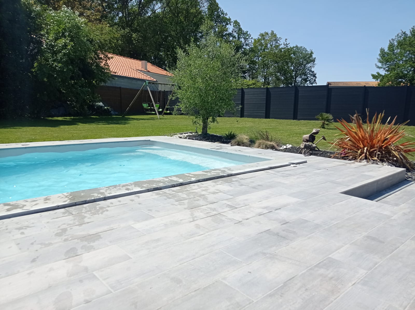 Maison familiale en hameau avec 5 chambres et piscine.