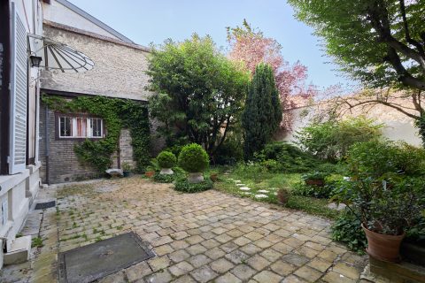 Reims private individual for mixed use with wooded garden and garage