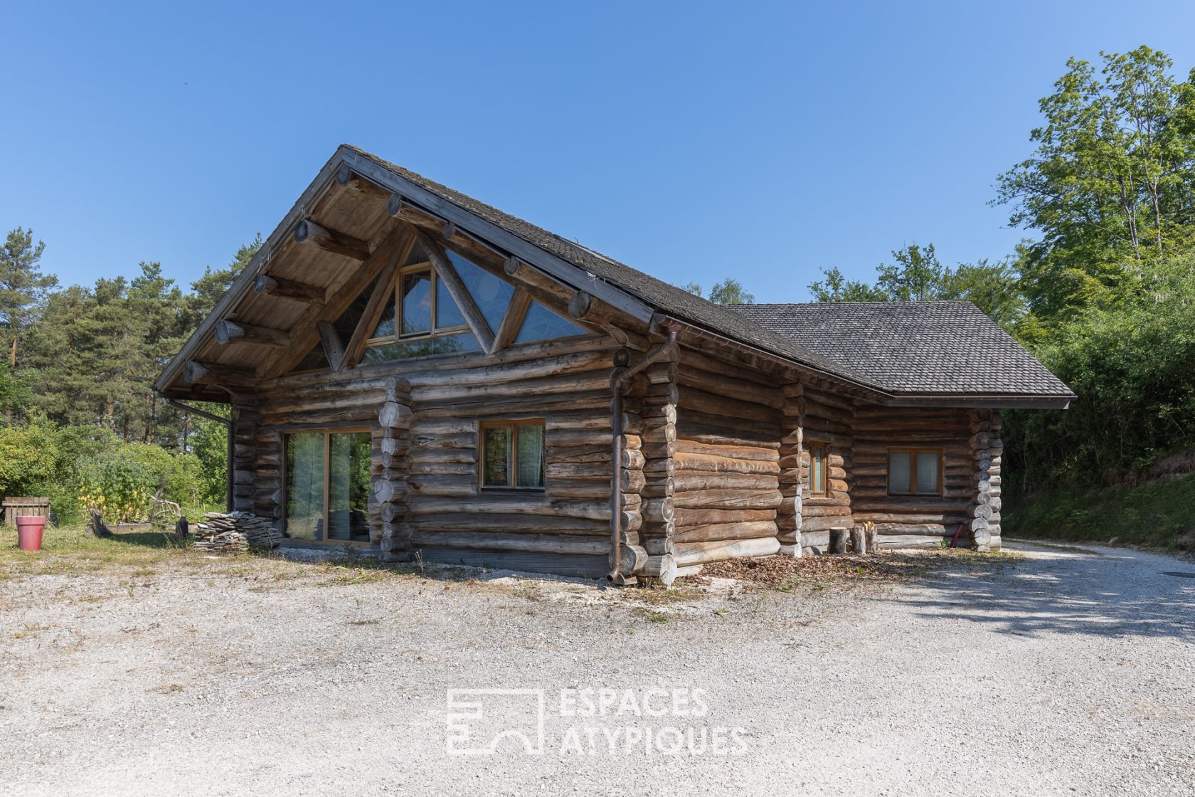 Chalet canadien en pleine forêt