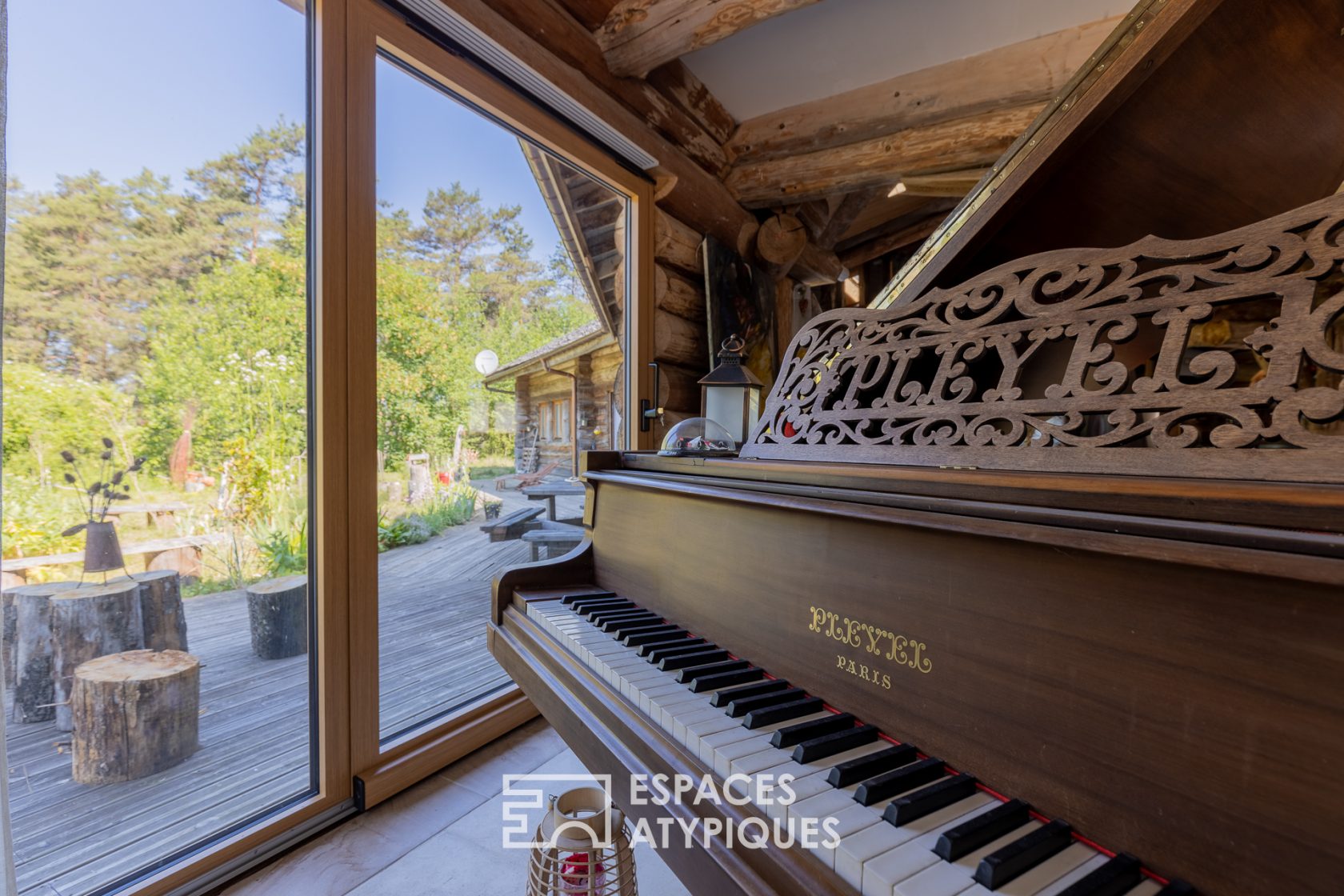 Chalet canadien en pleine forêt