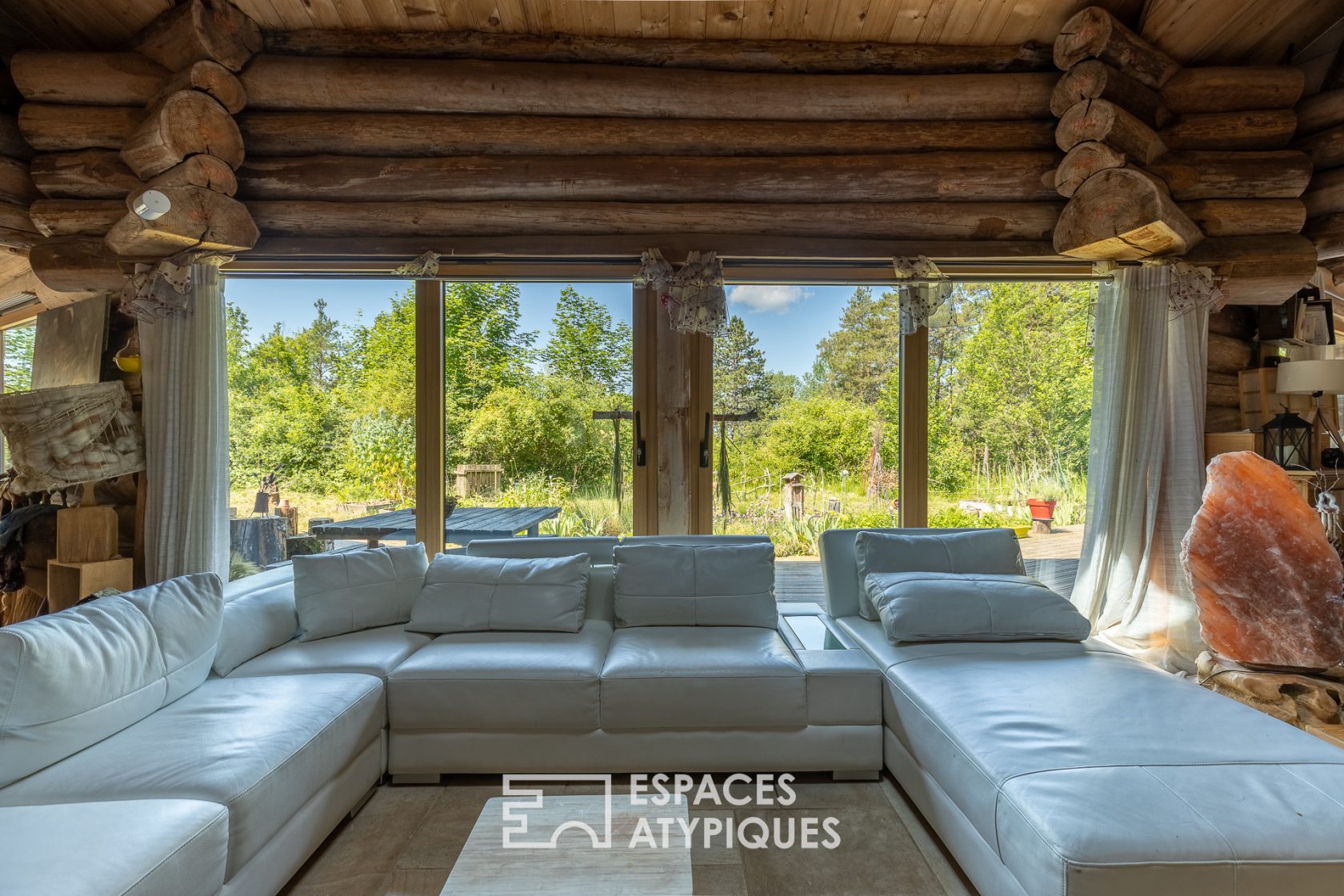 Chalet canadien en pleine forêt