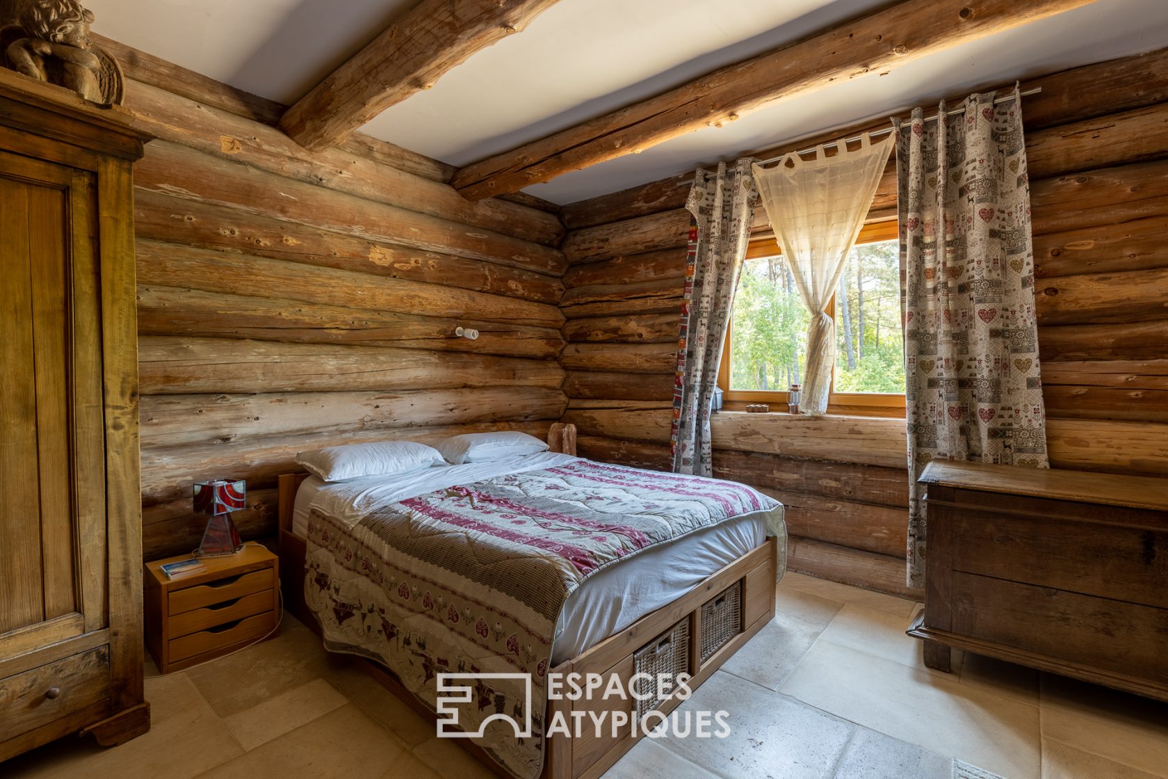 Canadian chalet in the middle of the forest