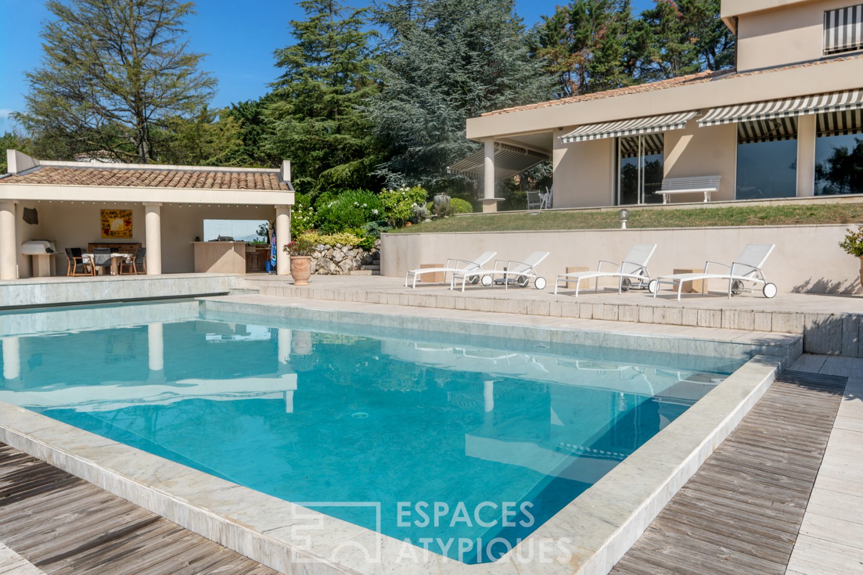 Villa contemporaine de haut standing avec piscine